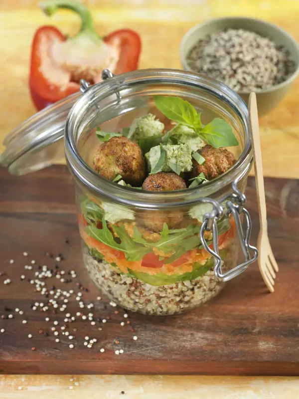 Salade en bocal (quinoa, falafel, tofu et légumes de saison)