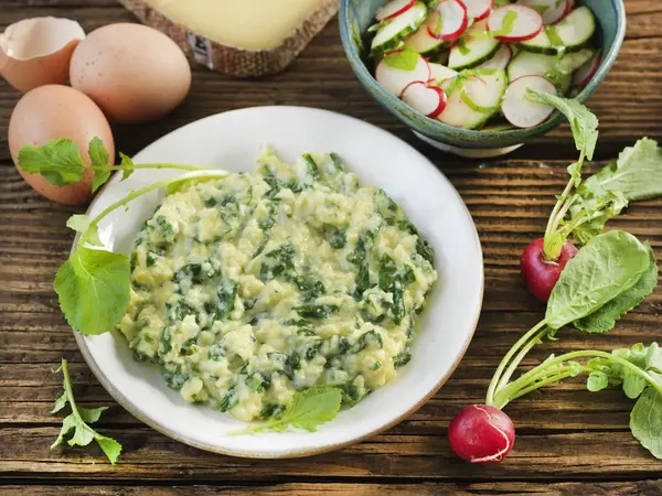 Œufs brouillés aux fanes de radis et au Comté