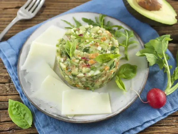 Tartare de légumes de printemps à la Tomme des Basques