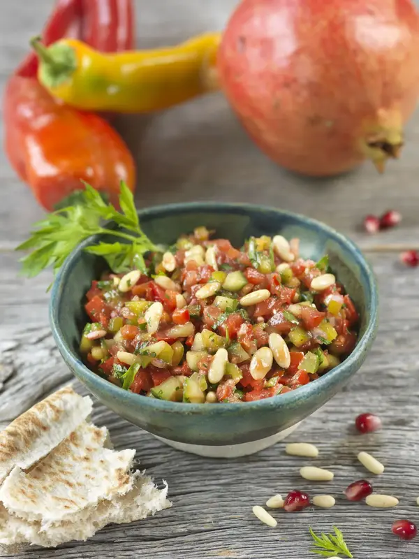 Salade turque : tomates, grenade et pignon